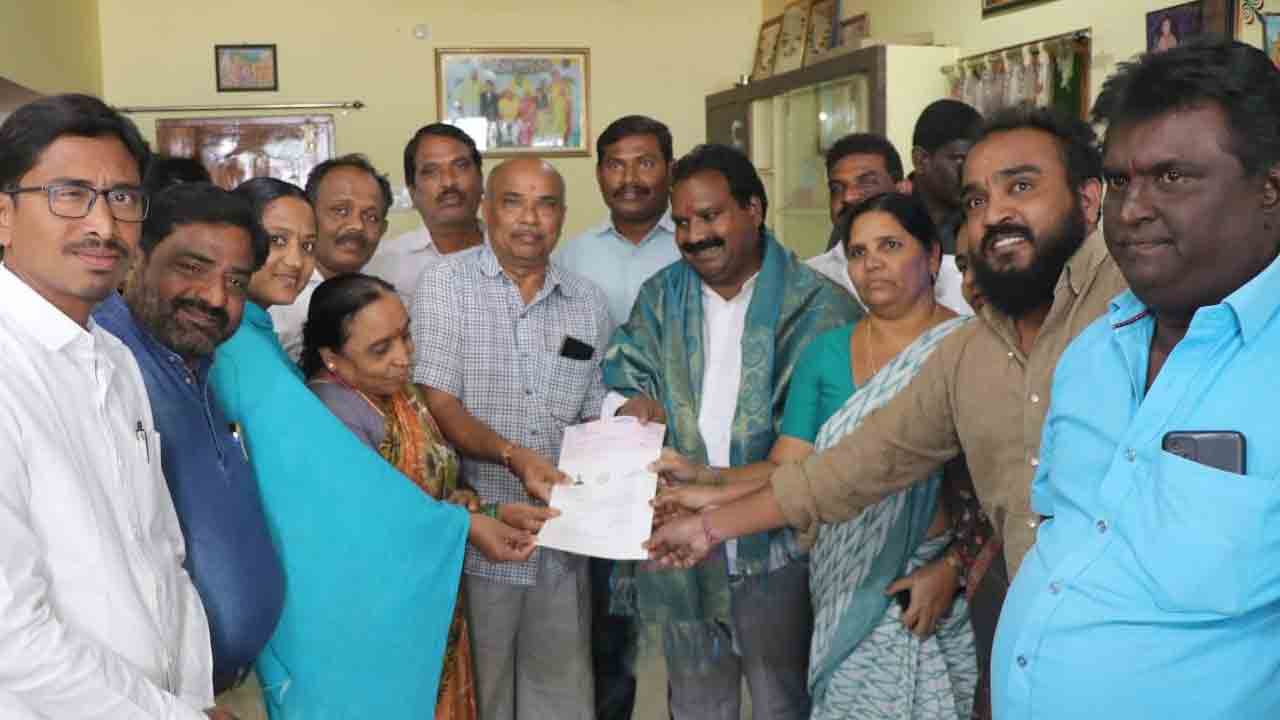 బీజేపీ నాయకుడికి సీఎంఆర్‌ఎఫ్‌ చెక్కు