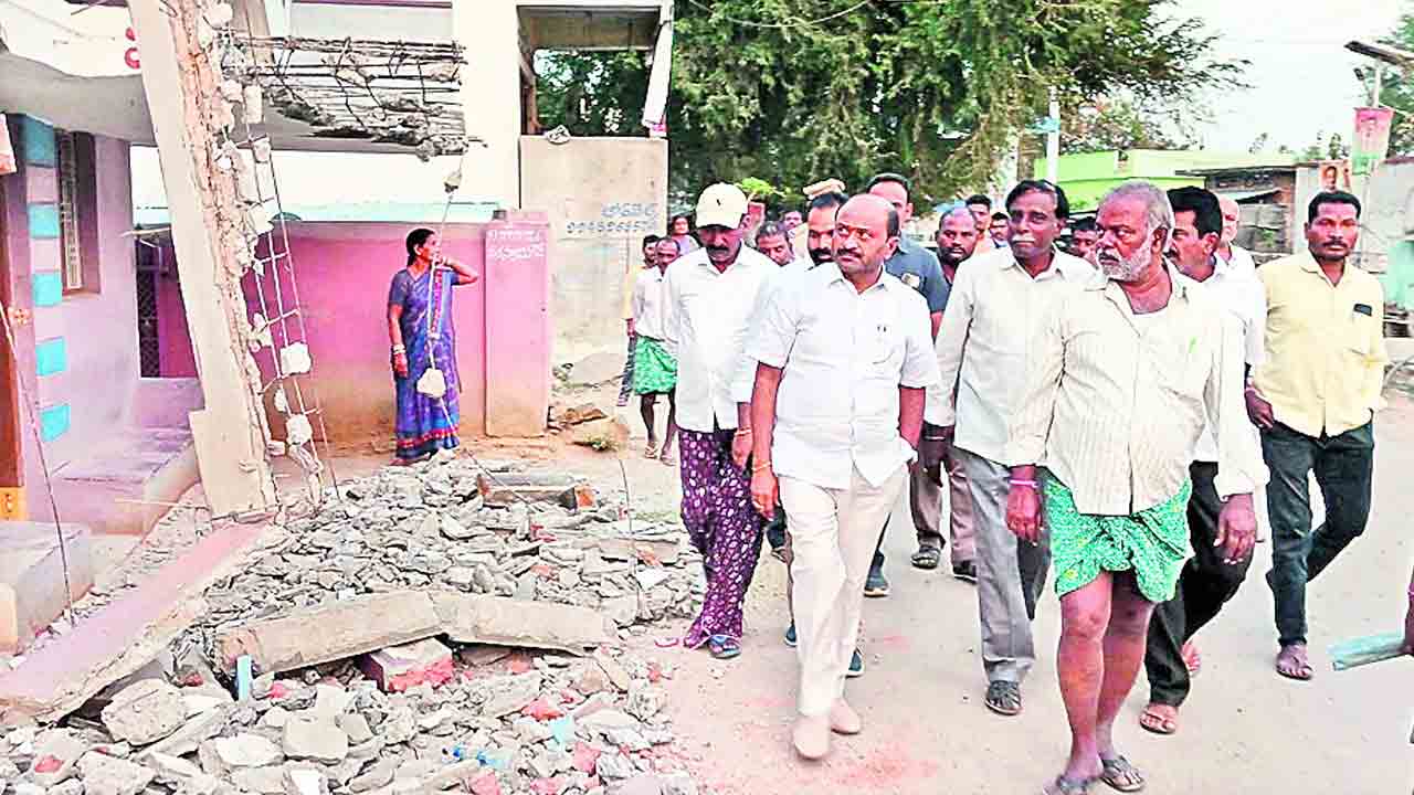 గ్రామాభివృద్ధికి ప్రజలు సహకరించాలి