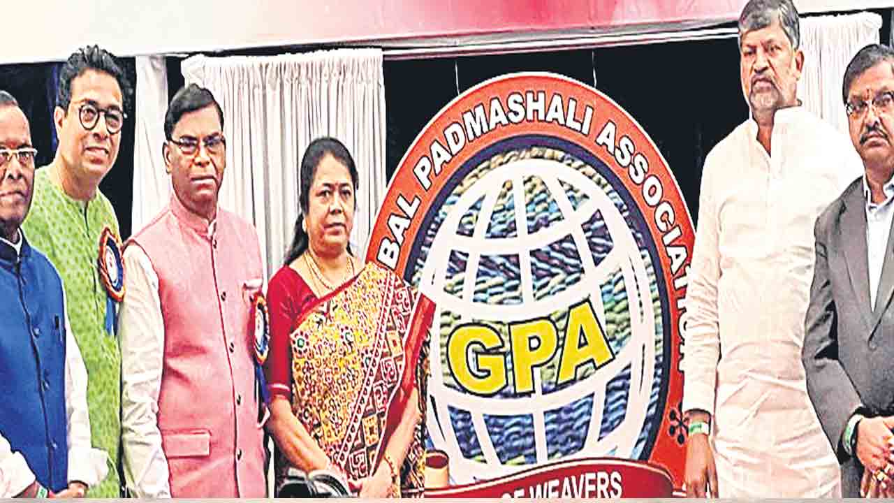 చేనేతపై జీఎస్టీ తొలగించాలి