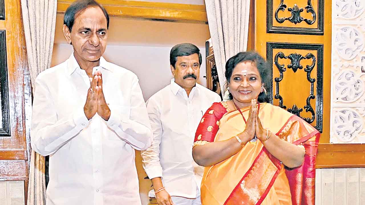 గవర్నర్‌కు సీఎం కేసీఆర్‌ సాదర స్వాగతం