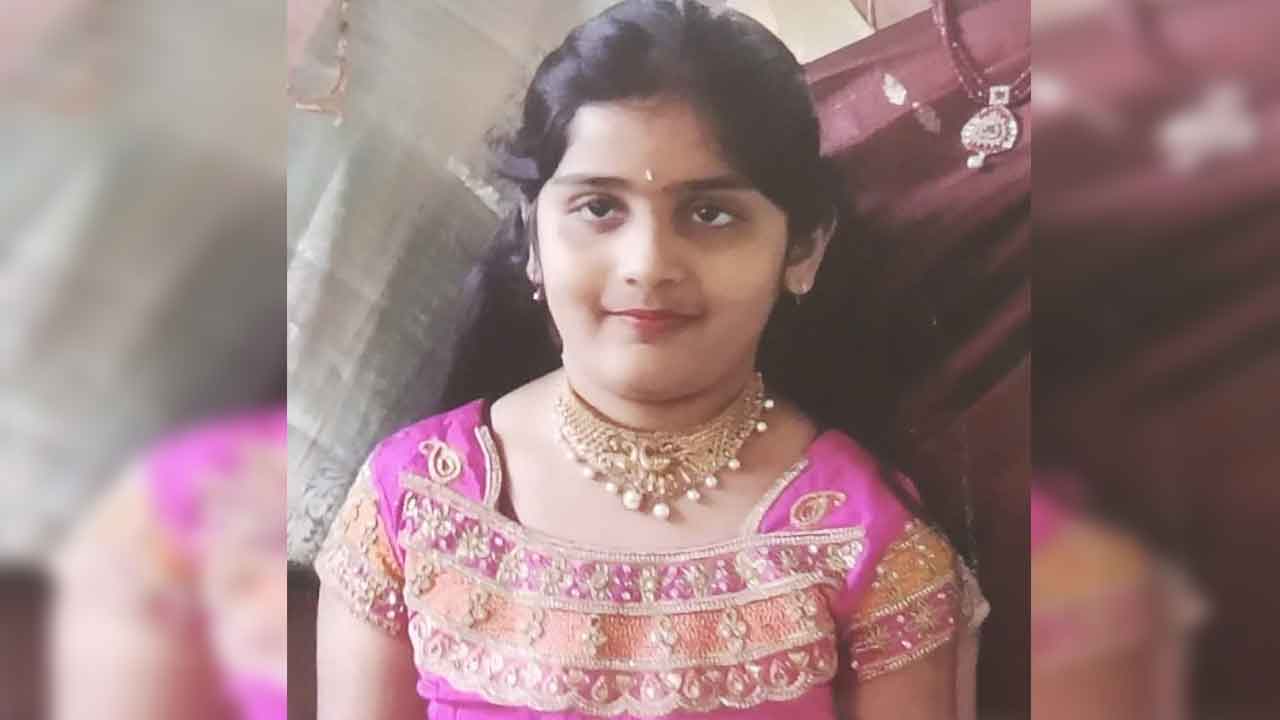 డీసీఎంను ఢీకొట్టిన కారు