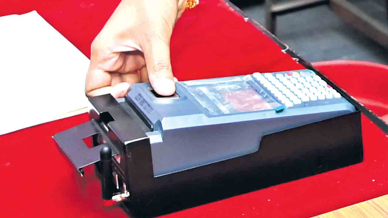 జూనియర్‌ కాలేజీల్లో బయోమెట్రిక్‌