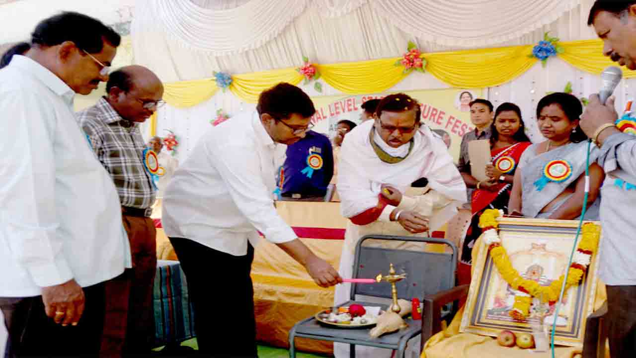 విద్యార్థులు చదువుతోపాటు క్రీడల్లో రాణించాలి