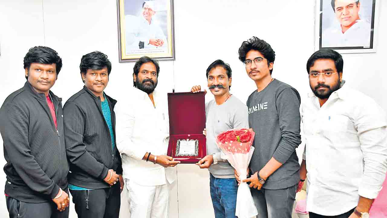 పేరిణి కళాకారుడు రాజ్‌కుమార్‌కు ప్రశంస