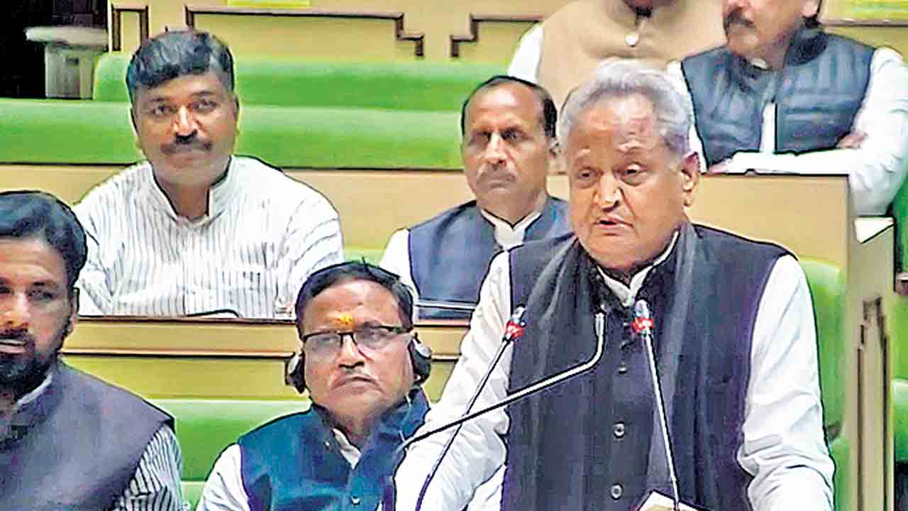 పాత బడ్జెట్‌ చదివిన రాజస్థాన్‌ సీఎం