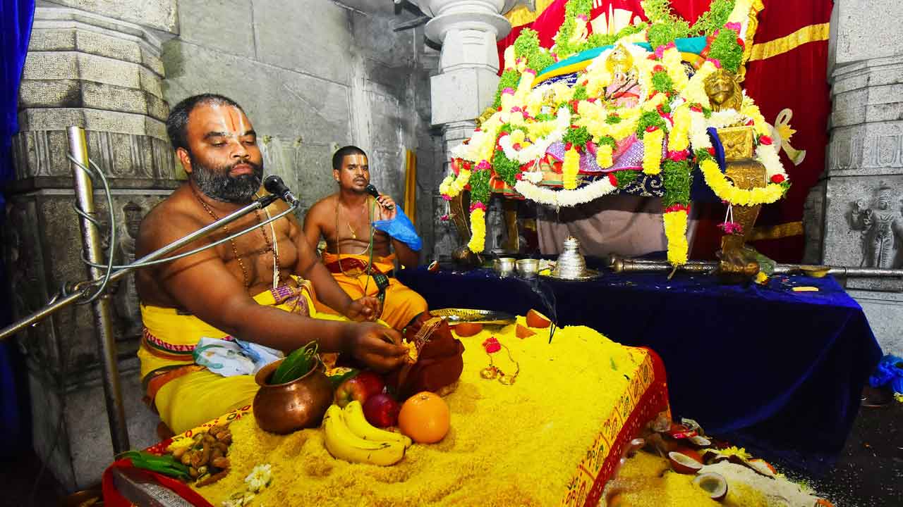 గుట్టలో వైభవంగా కల్యాణోత్సవం