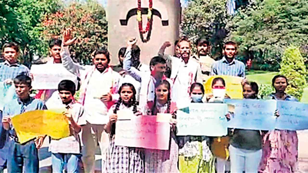 కేంద్రంపై గిరిజనుల పోస్టల్‌ వార్‌