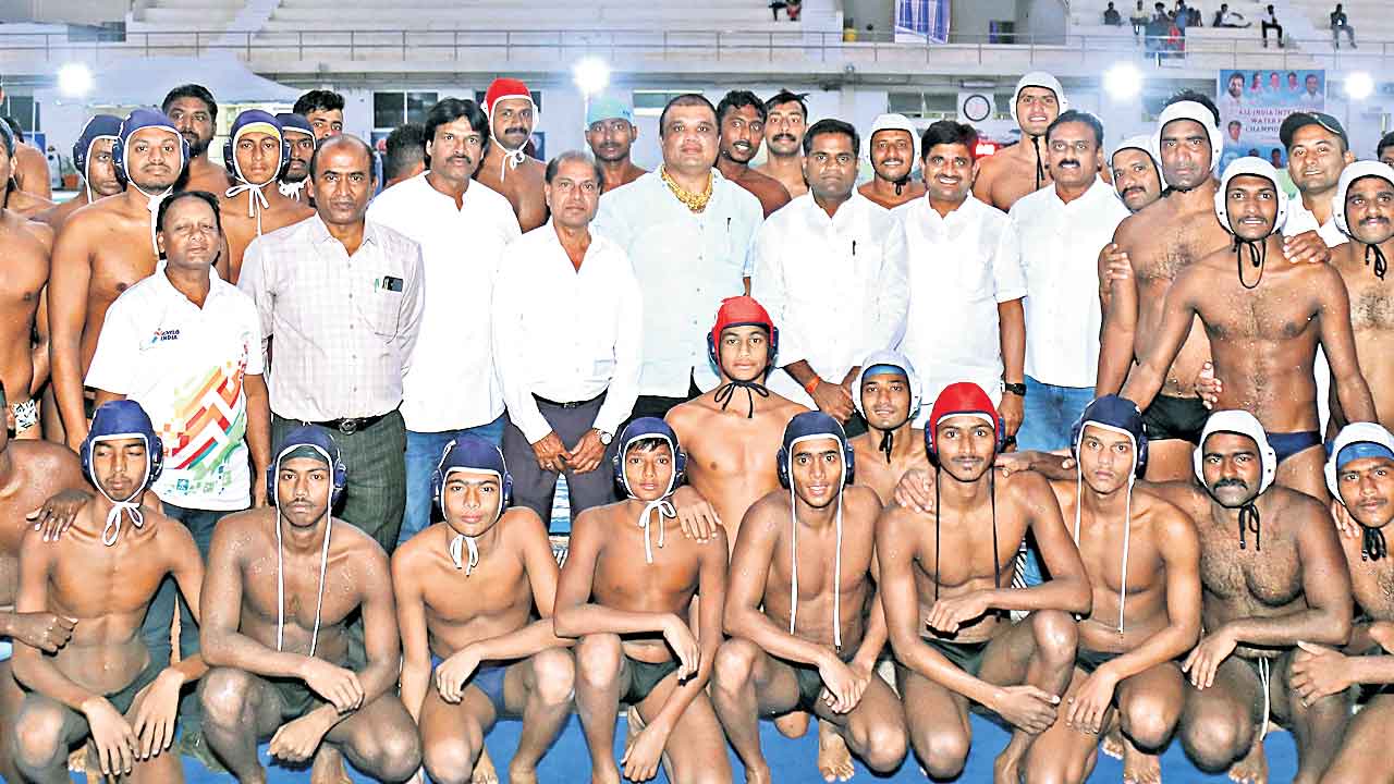 హోరాహోరీగా వాటర్‌పోలో స్పోర్ట్స్‌