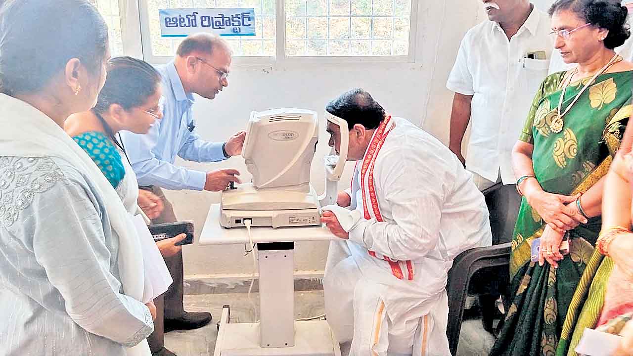 కంటి వెలుగు డే 10.. మసకలు పోయినయ్‌..