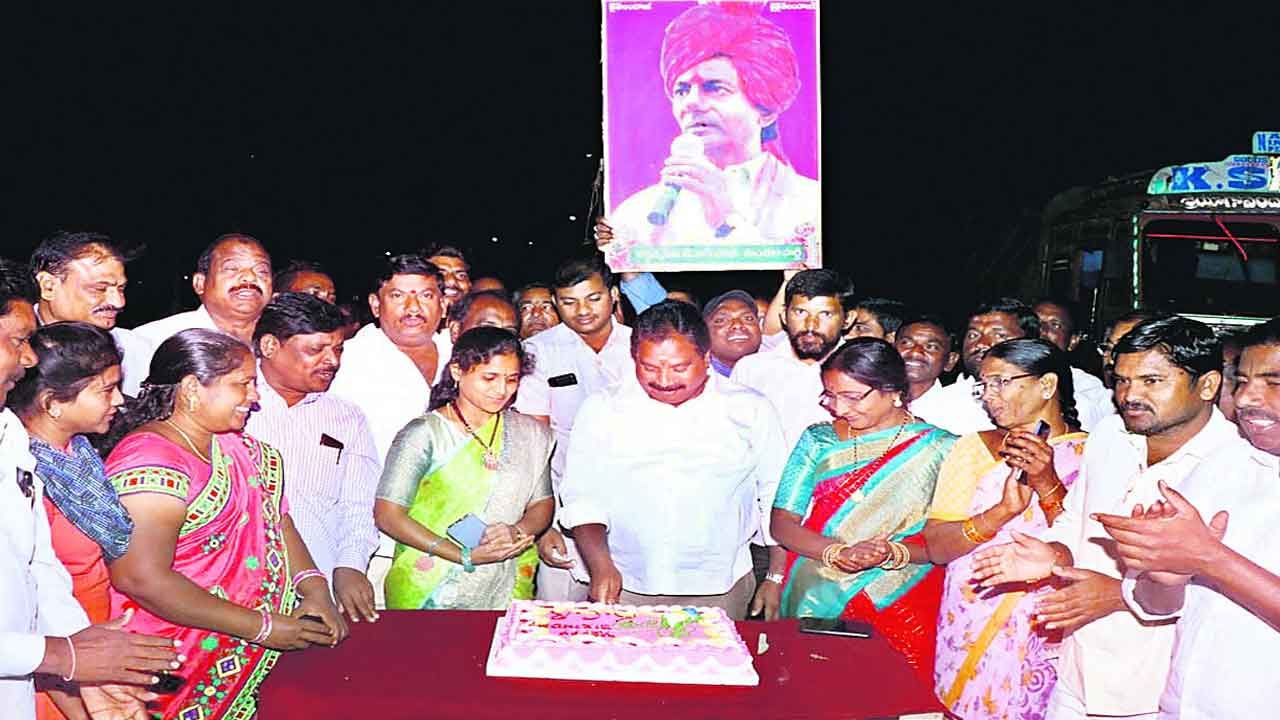ఉమ్మడి వరంగల్‌ జిల్లా అంతటా ఘనంగా సీఎం కేసీఆర్‌ పుట్టినరోజు వేడుకలు