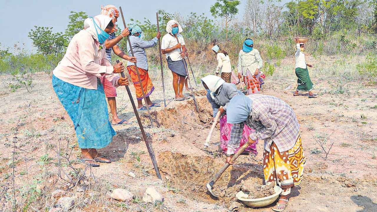 కేంద్రం వంచన.. రాష్ట్రం భరోసా