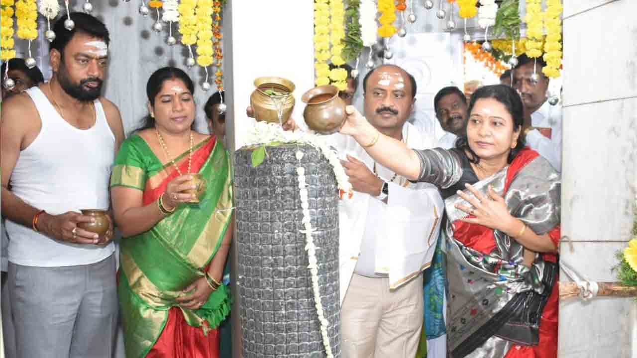 సంగమేశ్వరుడికి ప్రత్యేక పూజలు