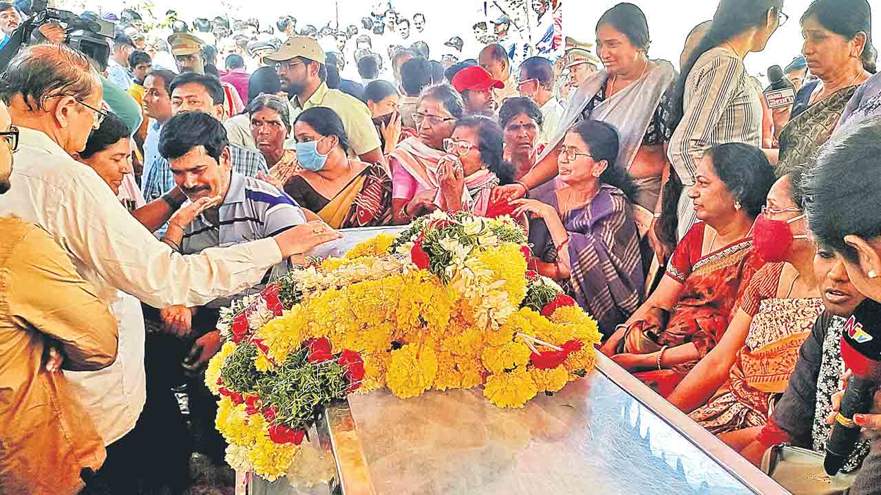 ప్రీతికి కన్నీటి వీడ్కోలు