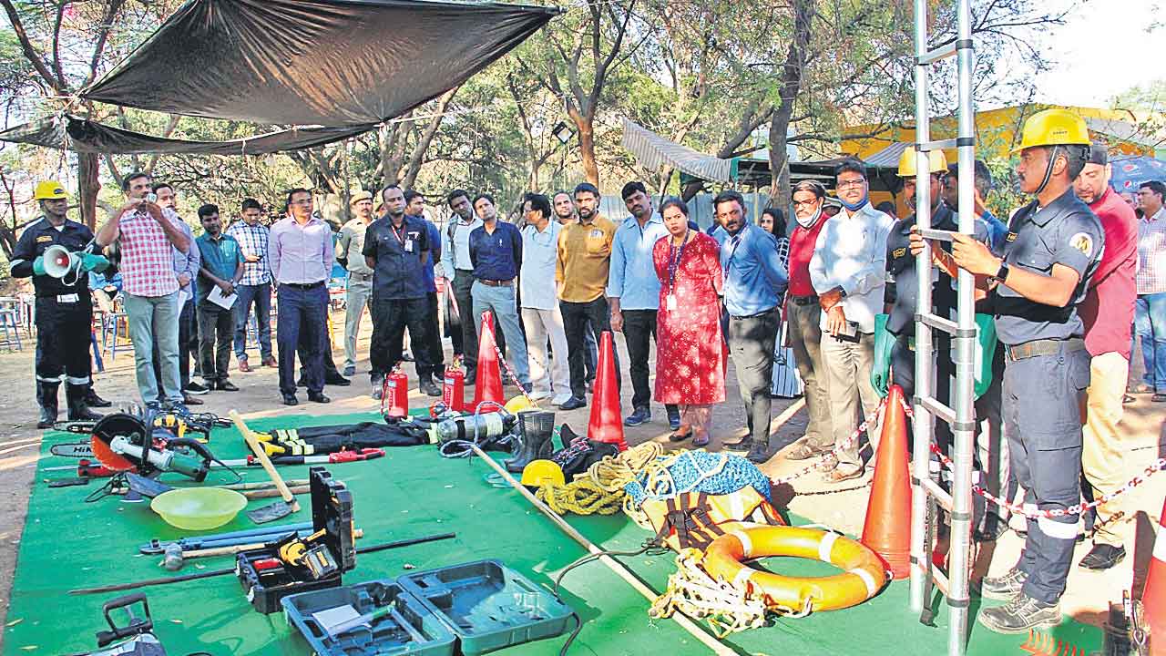 ‘ఫైర్‌ సేఫ్టీ’ పాటించని షాపులు సీజ్‌