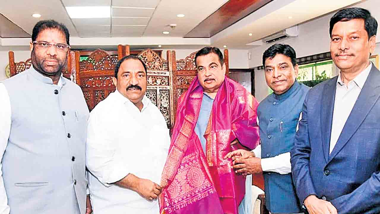 గడ్కరీతో బీఆర్‌ఎస్‌ ఎంపీల భేటీ