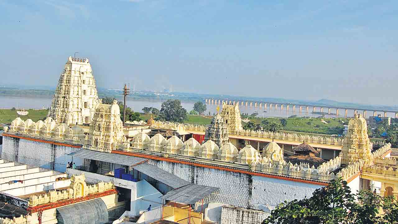 Bhadrachalam | భద్రాద్రి రాముడికి నిధుల కొరతే లేదు.. సీఎం కేసీఆర్ పాలనపై ఆ పత్రికవి విషపు రాతలు