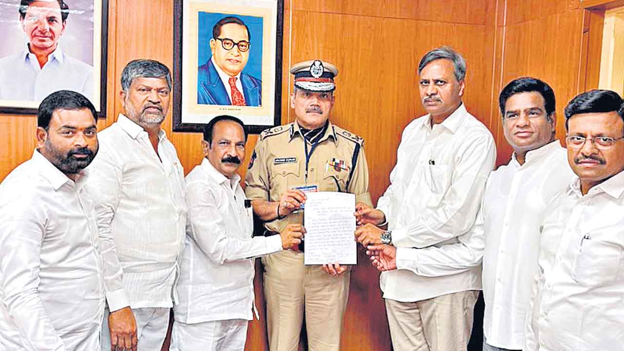 రేవంత్‌రెడ్డి పైకి చెప్పు