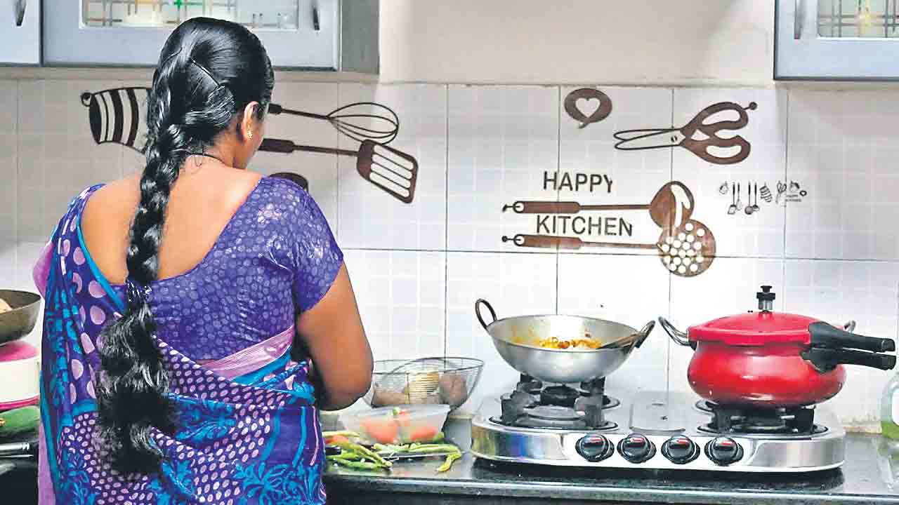 తల్లీ నీకు విశ్రాంతి ఏది? ఇంటి పనికి 7.2 గంటలు శ్రమిస్తున్న మహిళలు