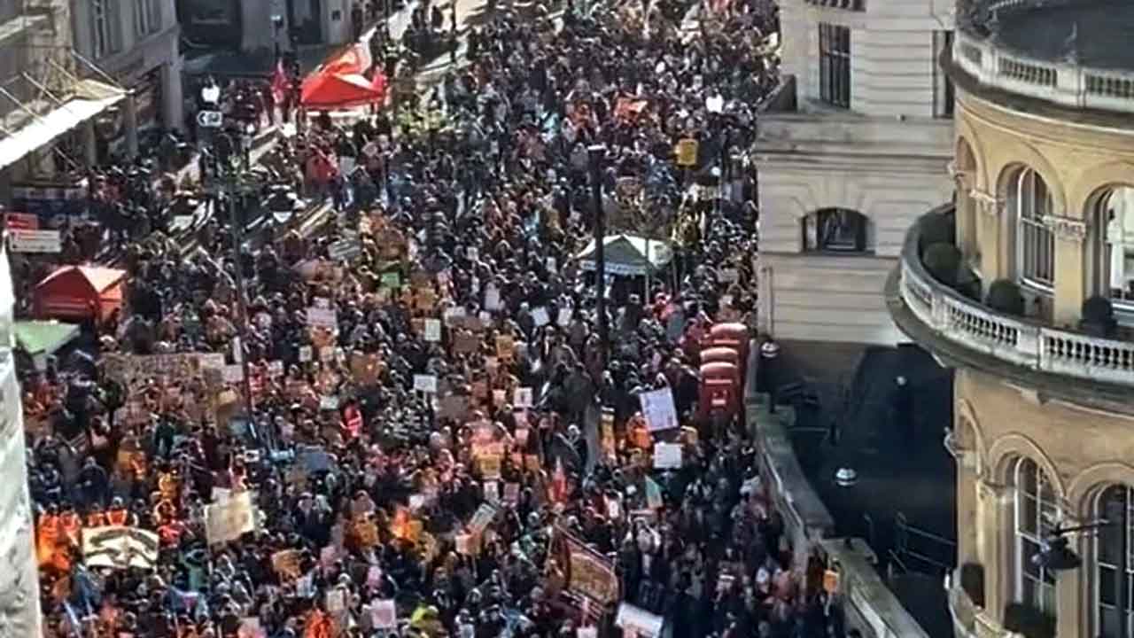 సమ్మెలో లక్షల మంది బ్రిటన్‌ ఉద్యోగులు