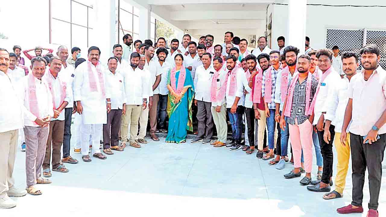 బీఆర్‌ఎస్‌ పార్టీలో చేరిన బీజేపీ, కాంగ్రెస్‌ నాయకులు