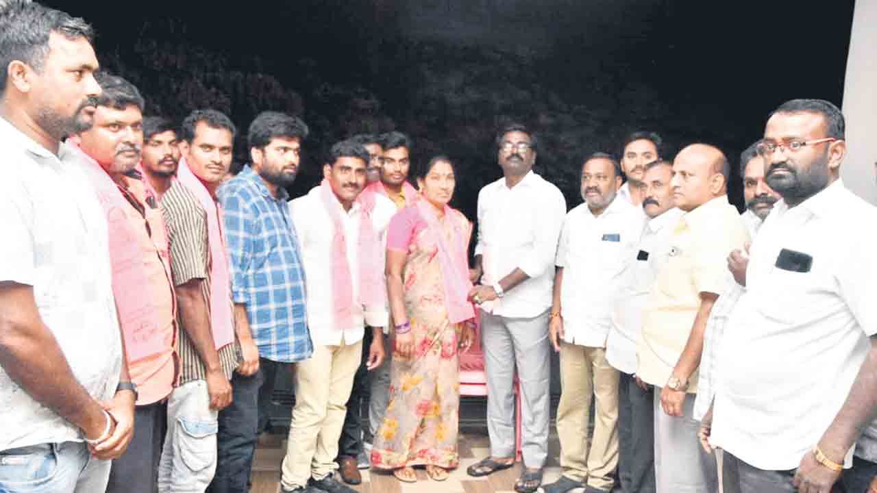 కాంగ్రెస్‌ నుంచి బీఆర్‌ఎస్‌లోకి చేరికలు