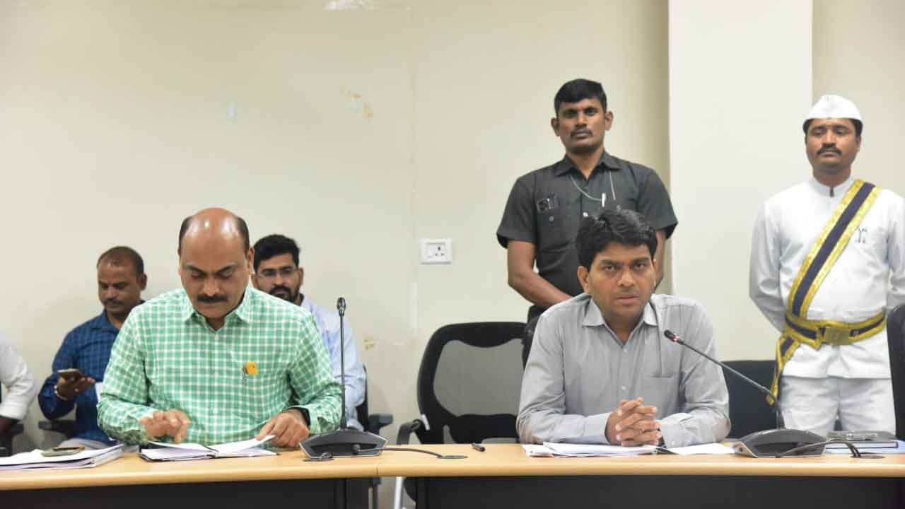 పథకాల అమలులో జాప్యం వద్దు