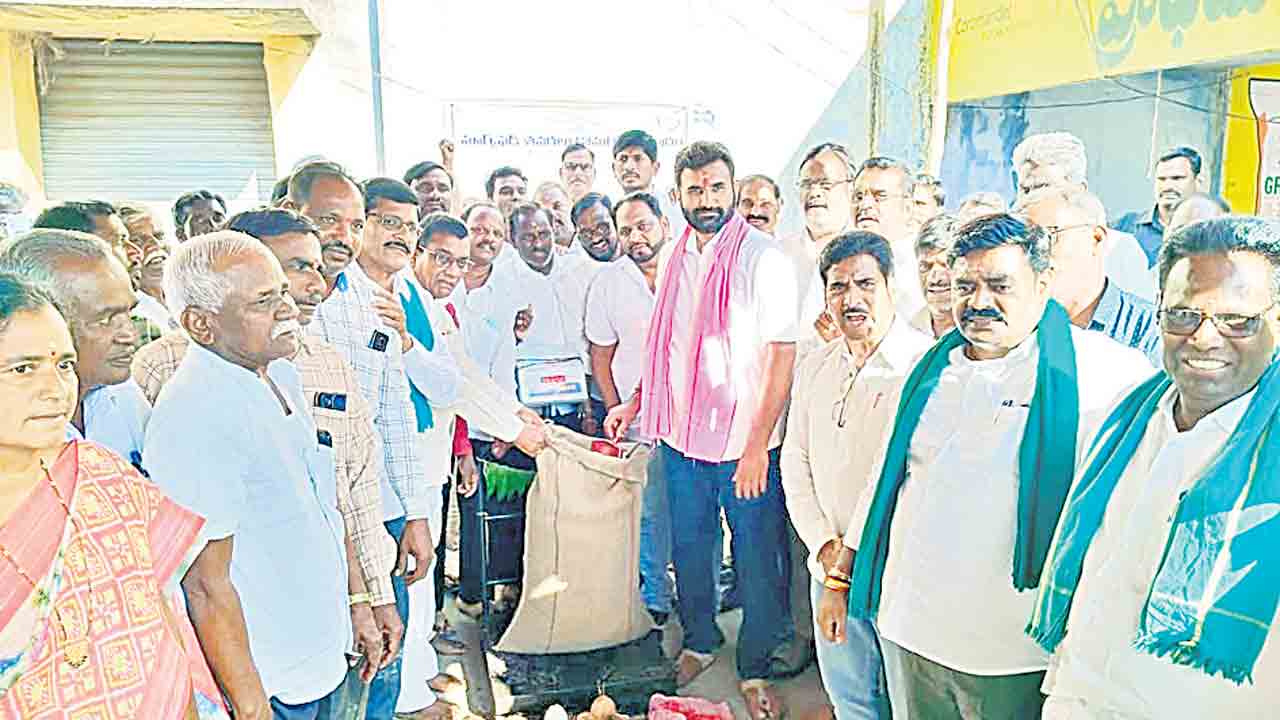 కొనుగోలు కేంద్రాలతో దళారులకు చెక్‌