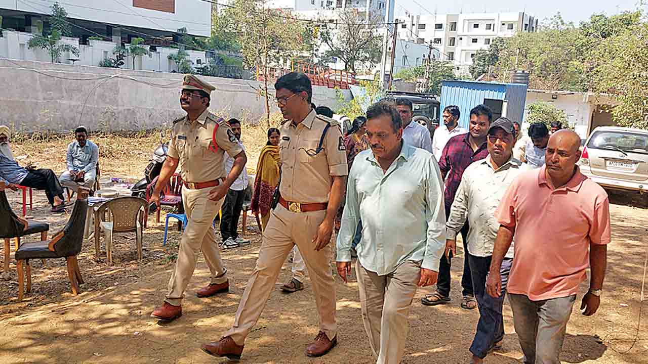 కబ్జాకు యత్నం..12 మంది అరెస్టు