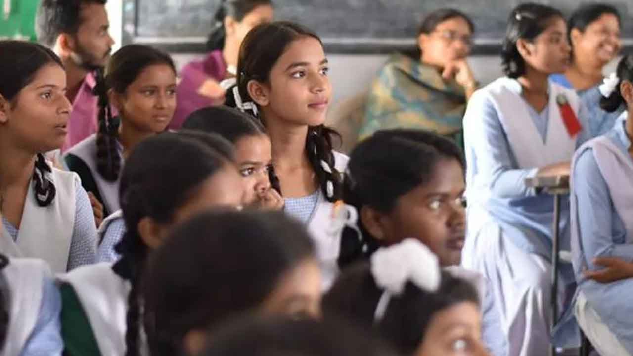 పేద కుటుంబాలను దత్తత తీసుకోనున్న విద్యార్థులు