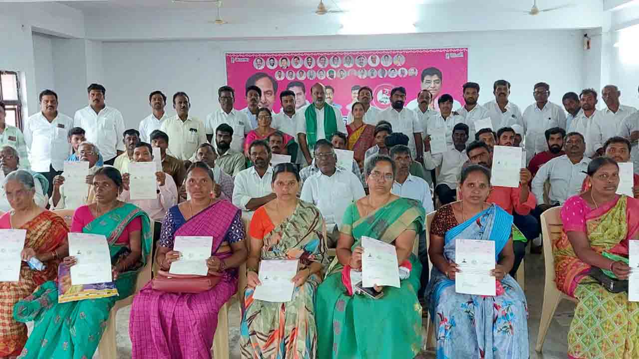 30 మందికి సీఎంఆర్‌ఎఫ్‌ చెక్కుల పంపిణీ