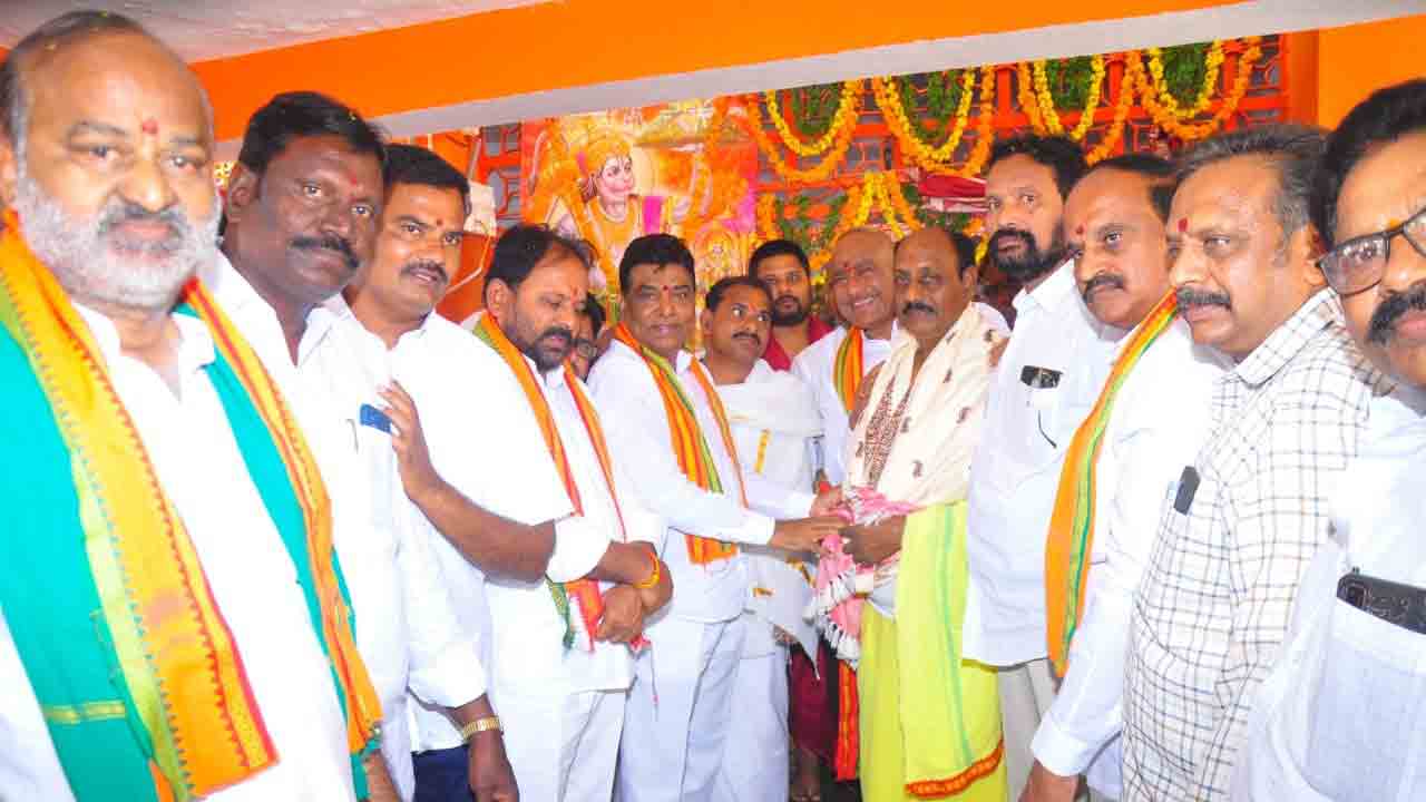 మధిరలో ఘనంగా ధ్వజస్తంభ ప్రతిష్ఠ