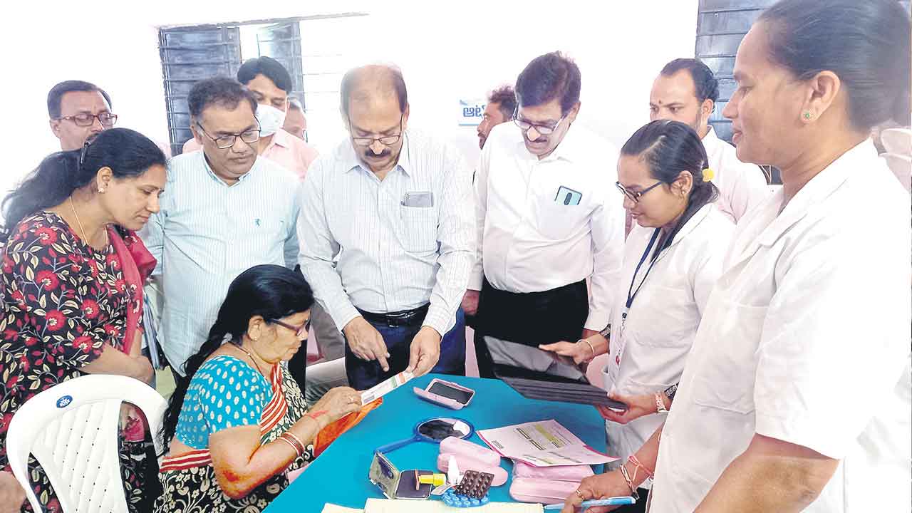 స్పెషలిస్ట్‌లు దొరకడం చాలా కష్టం.. అధిక వేతనాలు ఇచ్చి సేవలు అందిస్తున్నం : డీఎంఈ రమేశ్‌ రెడ్డి