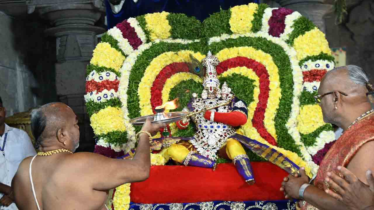 యాదగిరి నర్సన్నకు పొన్న వాహన సేవ