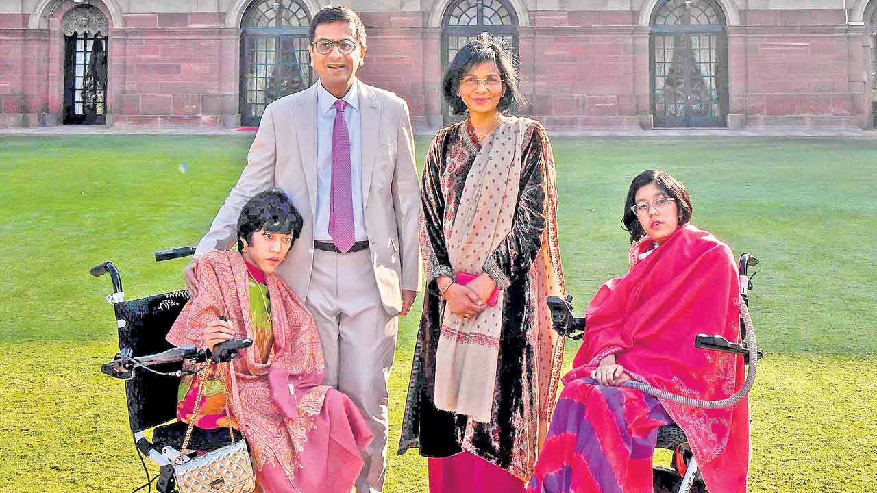 అమృత ఉద్యాన్‌లో సీజేఐ జస్టిస్‌ చంద్రచూడ్‌