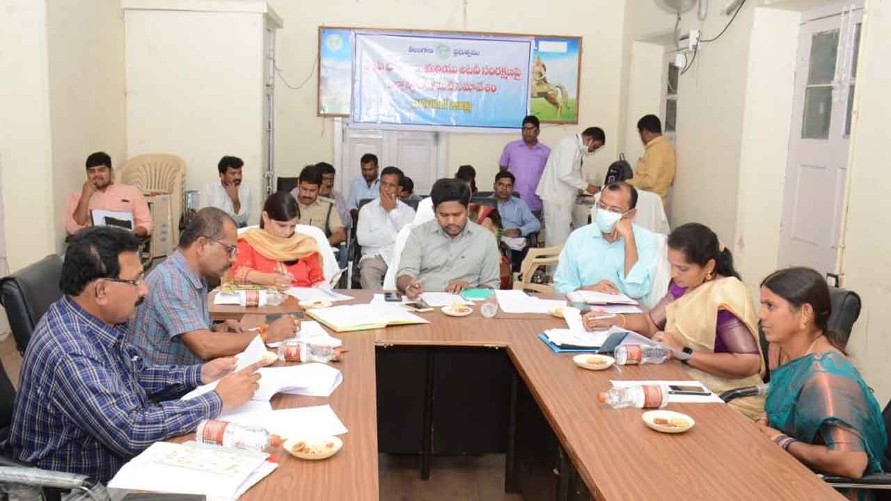 పోడు రైతులందరికీ భూమి హక్కు పత్రాలు