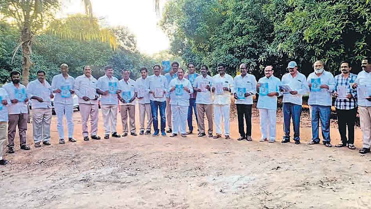 ‘నాడు – నేడు’ పుస్తకావిష్కరణ