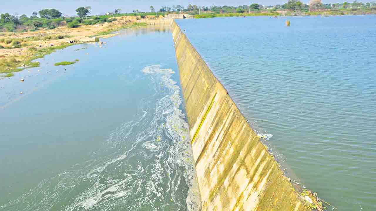 శరవేగంగా కొనసాగుతున్న చెక్‌ డ్యామ్‌ల నిర్మాణం