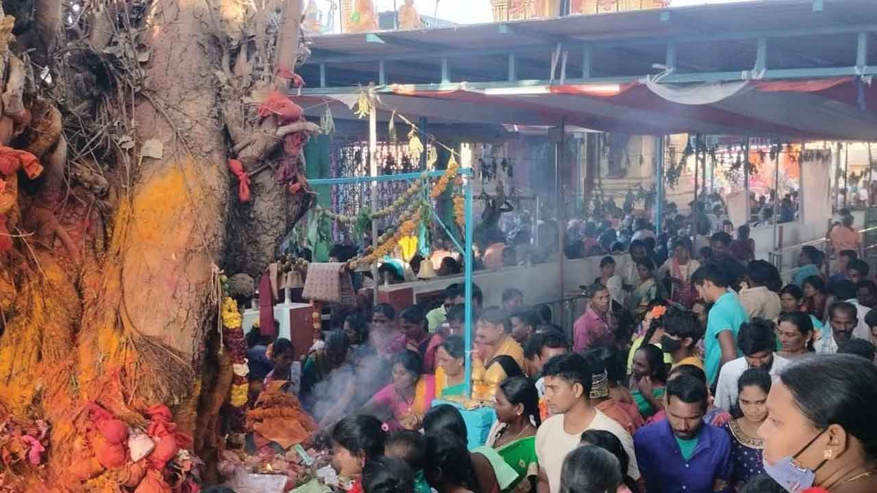 ముత్యాలమ్మ జాతరకు పోటెత్తిన భక్తజనం