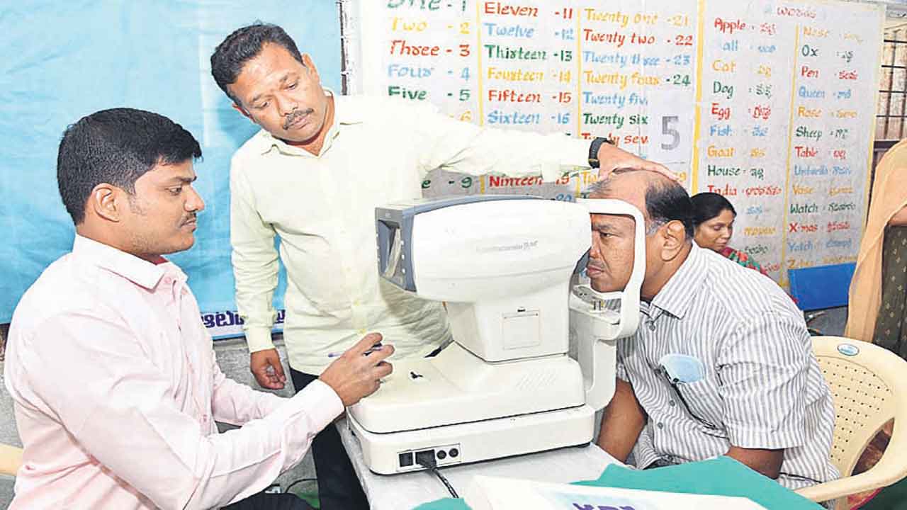 కండ్లకు కొత్త కాంతి.. పెద్దపల్లి జిల్లాలో విజయవంతంగా వైద్య శిబిరాలు