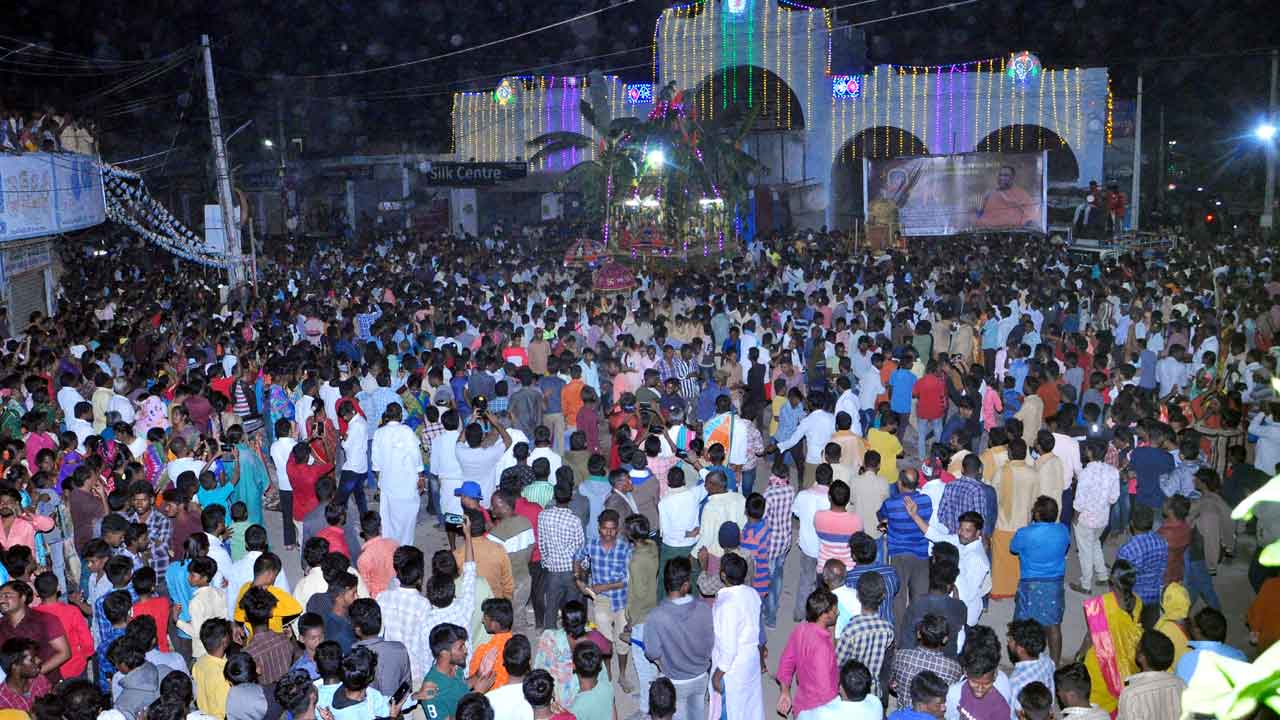 కనులపండువగా చెన్నకేశవస్వామి రథోత్సవం