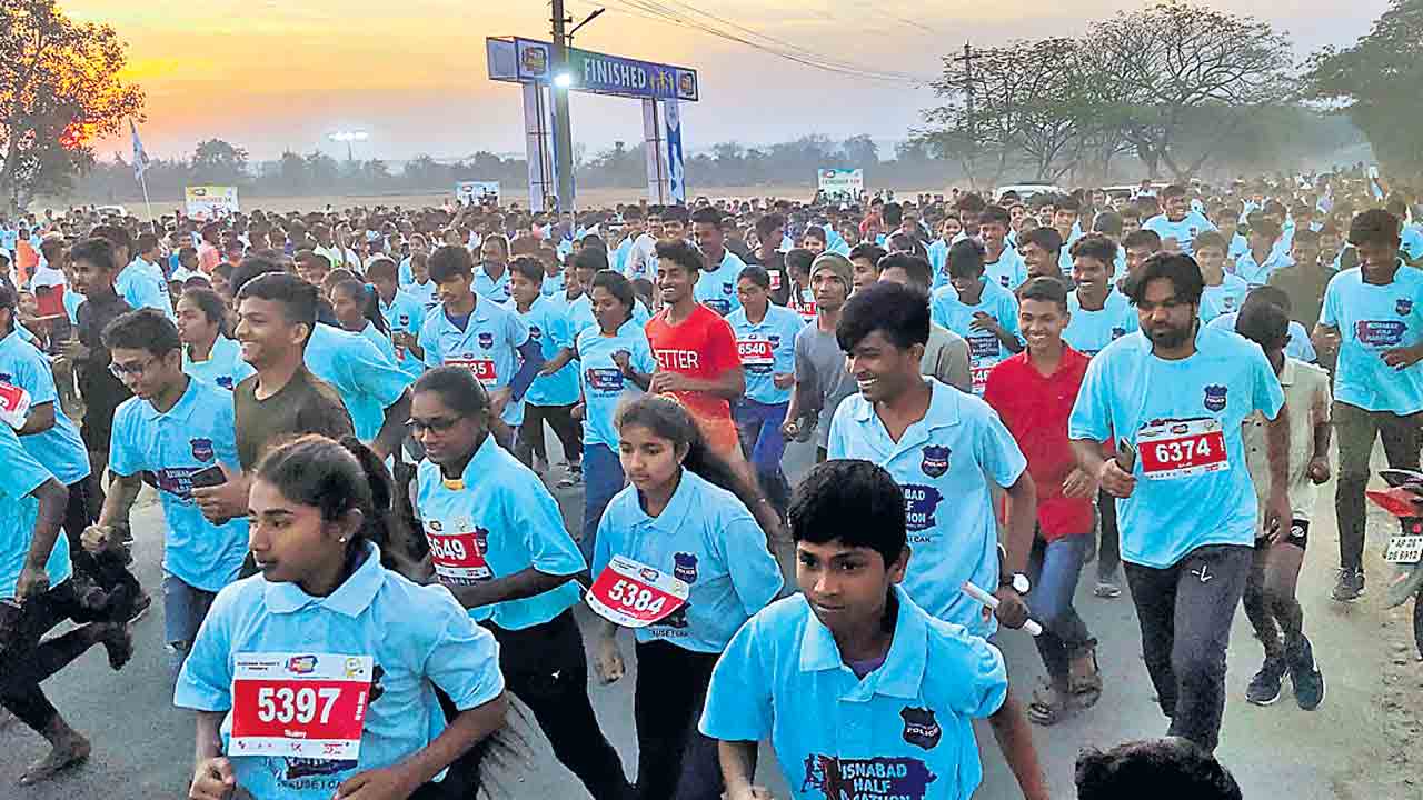 చాంపియన్స్‌ రమేశ్‌ చంద్ర, నవ్య