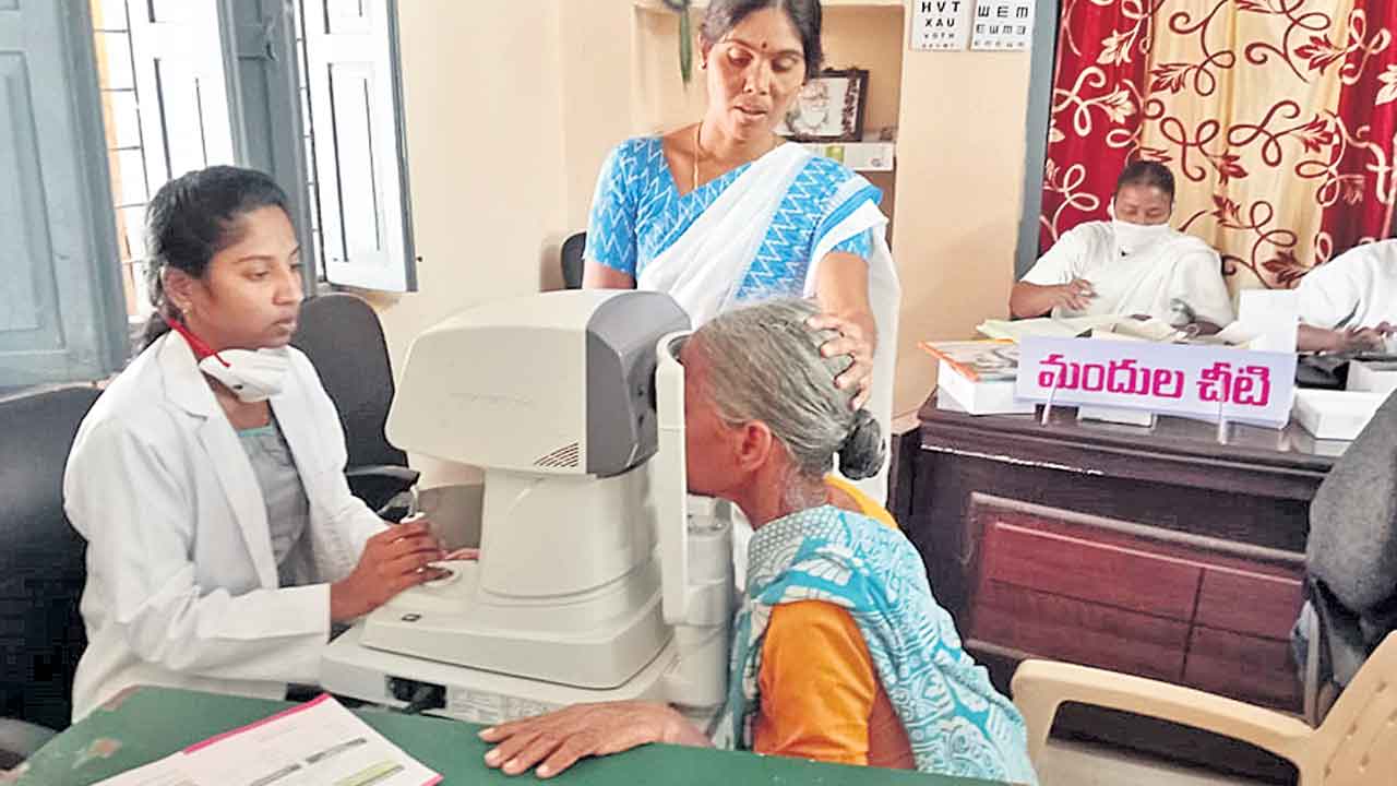 ఉభయ జిల్లాల్లో రెండో విడత కంటివెలుగు లక్ష్యం పదిలమే..!