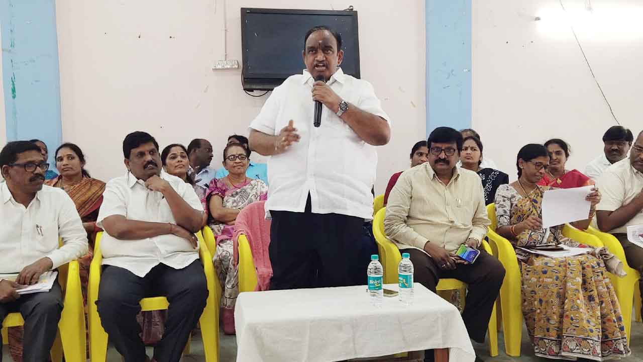 ‘దళితబంధు’తో ఆర్థికంగా ఎదగాలి