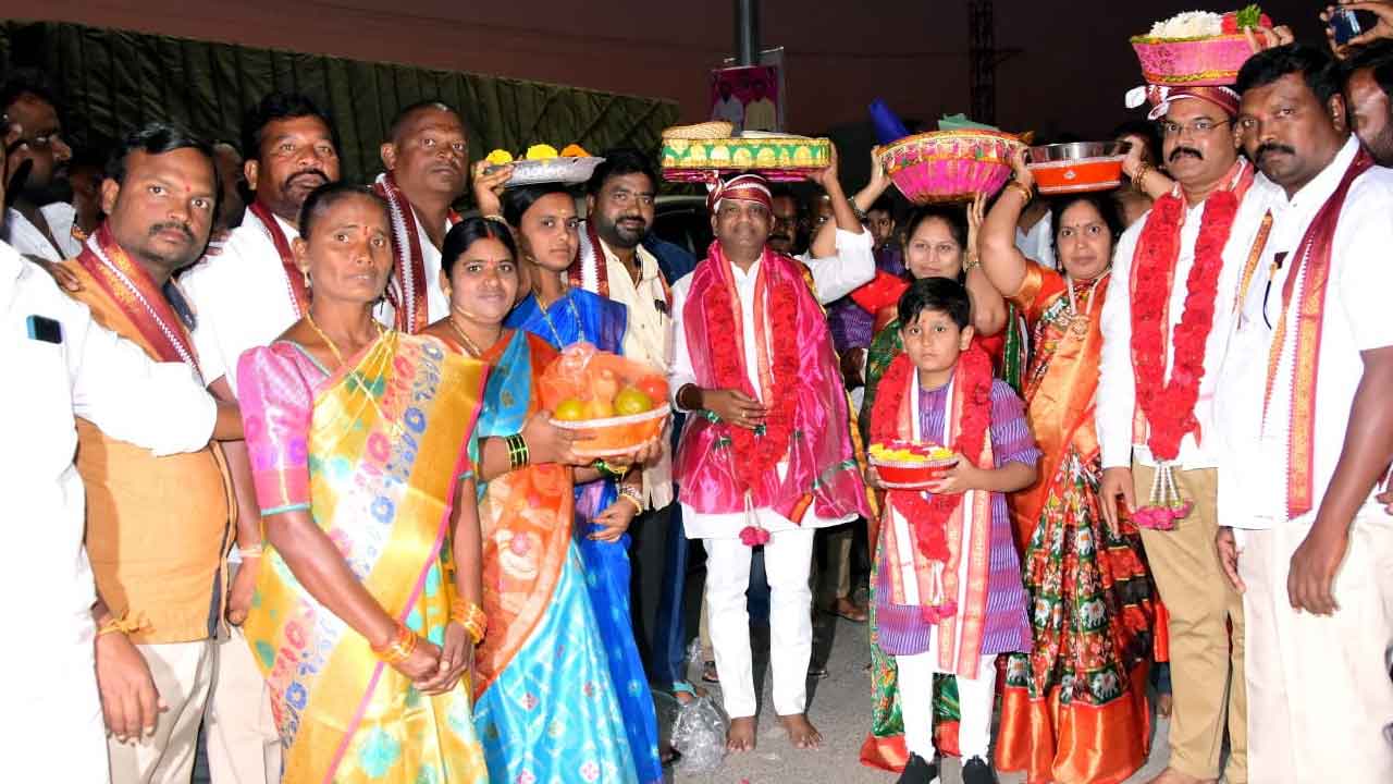 యోగానంద లక్ష్మీనర్సింహుడికి పట్టు వస్ర్తాలు