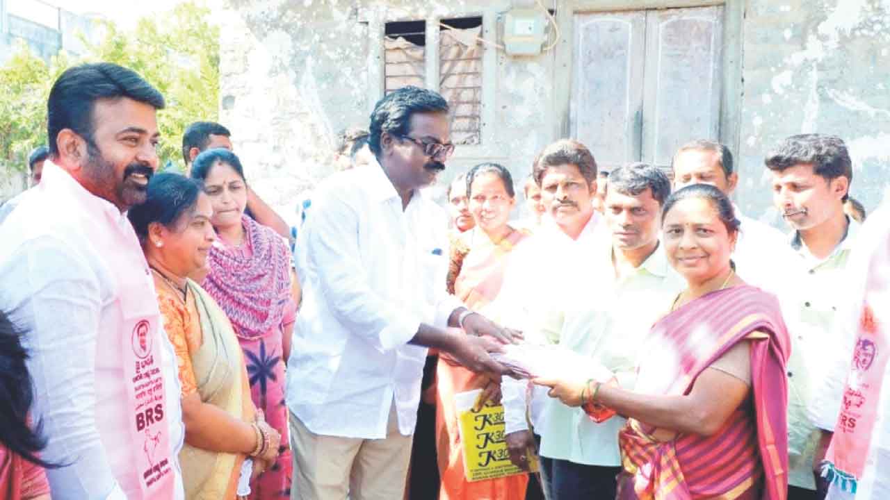 ఇంటింటికెళ్లి.. చెక్కులు అందించి..