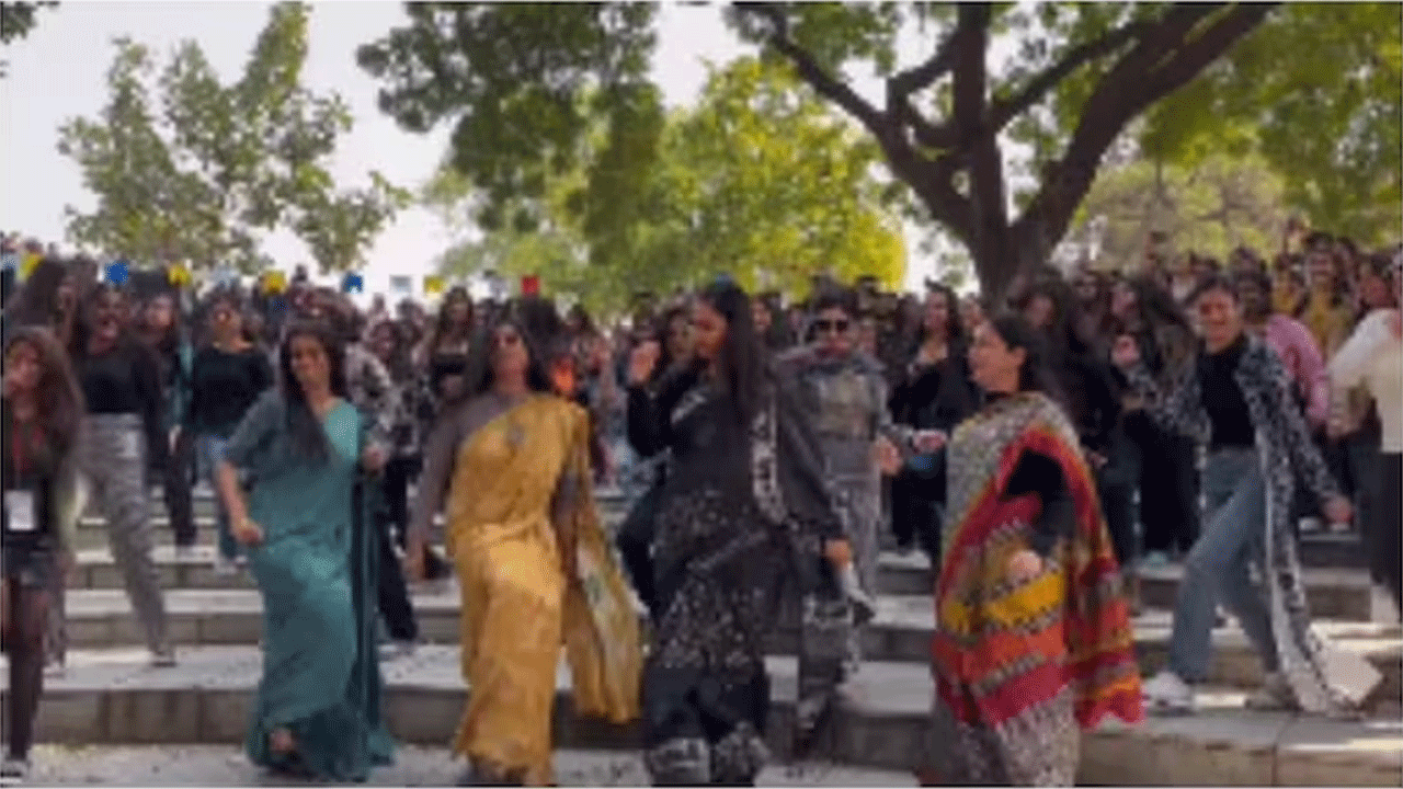 Viral Video | పఠాన్ సాంగ్కు స్టూడెంట్స్తో కలిసి ప్రొఫెసర్స్ క్రేజీ స్టెప్స్