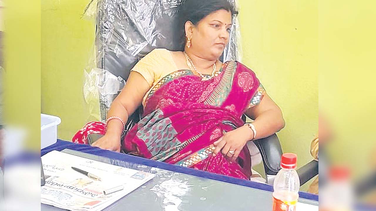 లైసెన్స్‌ కోసం లంచం అడిగి..