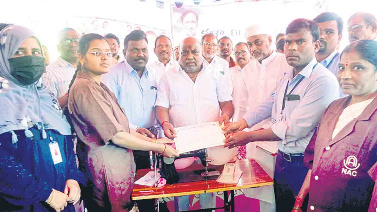 ఆదిలాబాద్‌ను అందంగా మార్చుతున్నం..