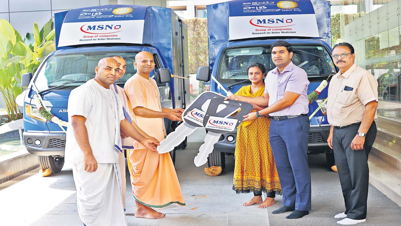 అక్షయపాత్రకు రెండు వాహనాలు విరాళం