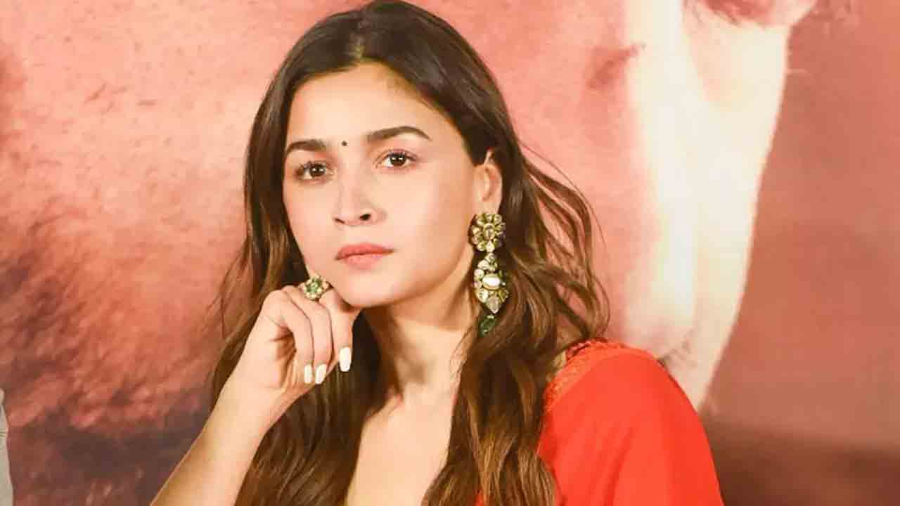 Alia Bhatt | ఆలియా ఇంటిపై కెమెరాతో నిఘా.. వ్యక్తిగత విషయాలపై గోప్యత పాటించరా..? అంటూ నటి ఫైర్‌